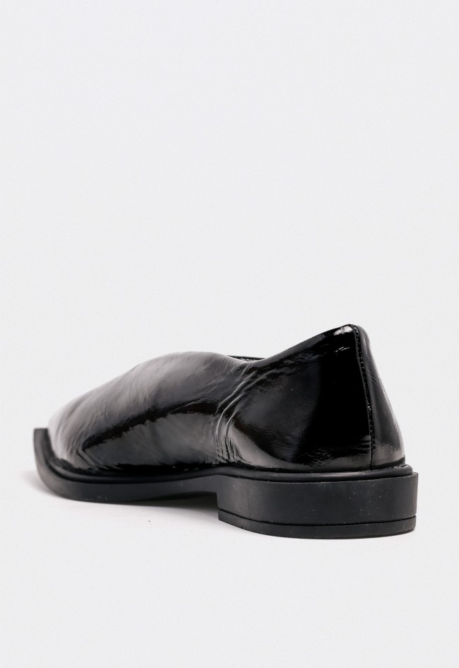 Zapato plano GLO 59001 de mujer en piel negra charolada — minimalismo elegante y confort diario