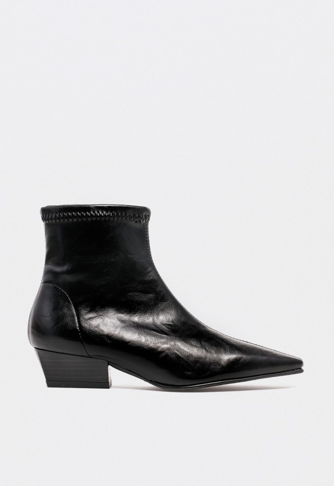 Botín MISS ELASTIC 78055 de mujer en material sintético negro — diseño elástico con puntera afilada