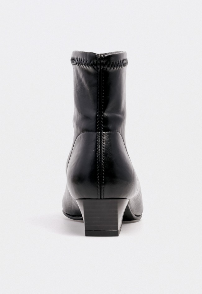 Botín MISS ELASTIC 78055 de mujer en material sintético negro — diseño elástico con puntera afilada
