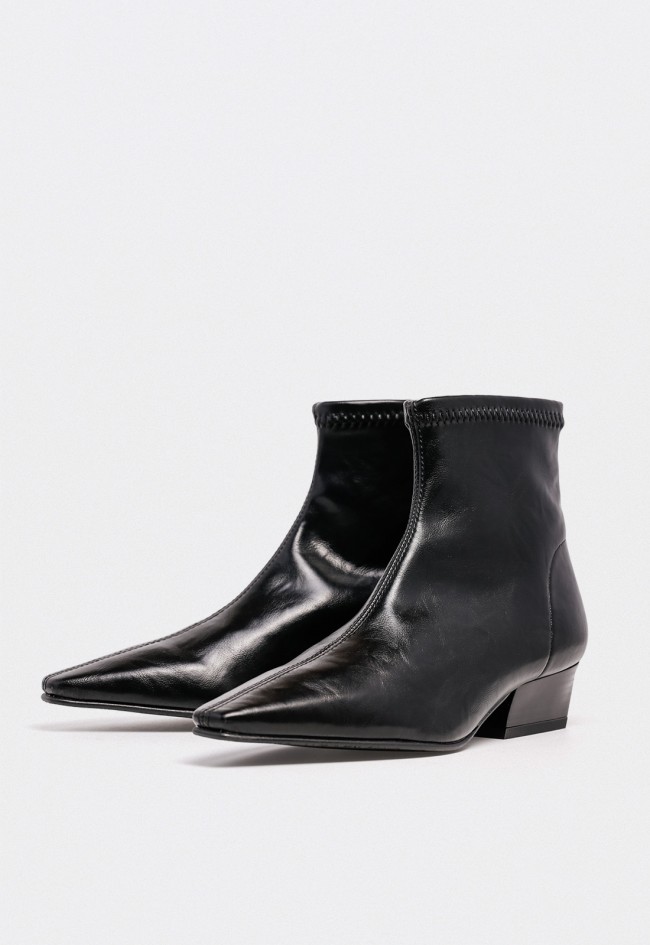 Botín MISS ELASTIC 78055 de mujer en material sintético negro — diseño elástico con puntera afilada