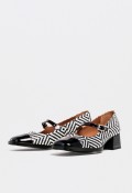 Zapato de salón NEMONIC de mujer en piel con estampado geométrico — diseño retro y sofisticado