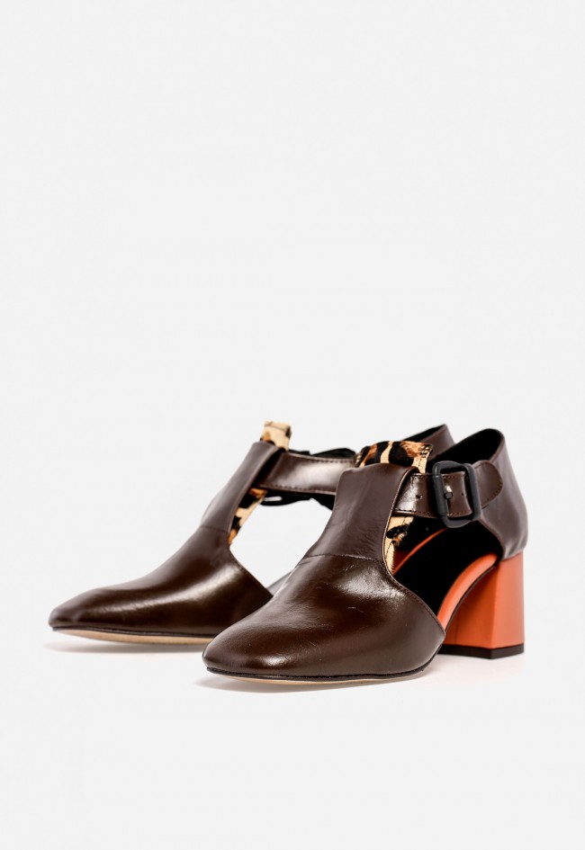 Zapato de tacón ancho de mujer Glo toten en piel marrón con detalle animal print — diseño geométrico y sofisticado