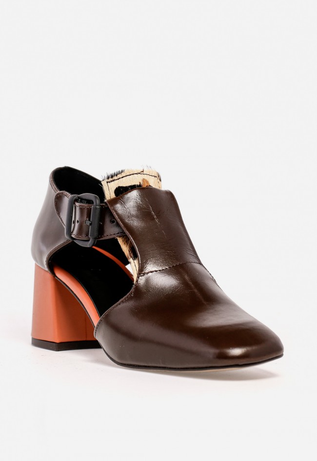 Zapato de tacón ancho de mujer Glo toten en piel marrón con detalle animal print — diseño geométrico y sofisticado