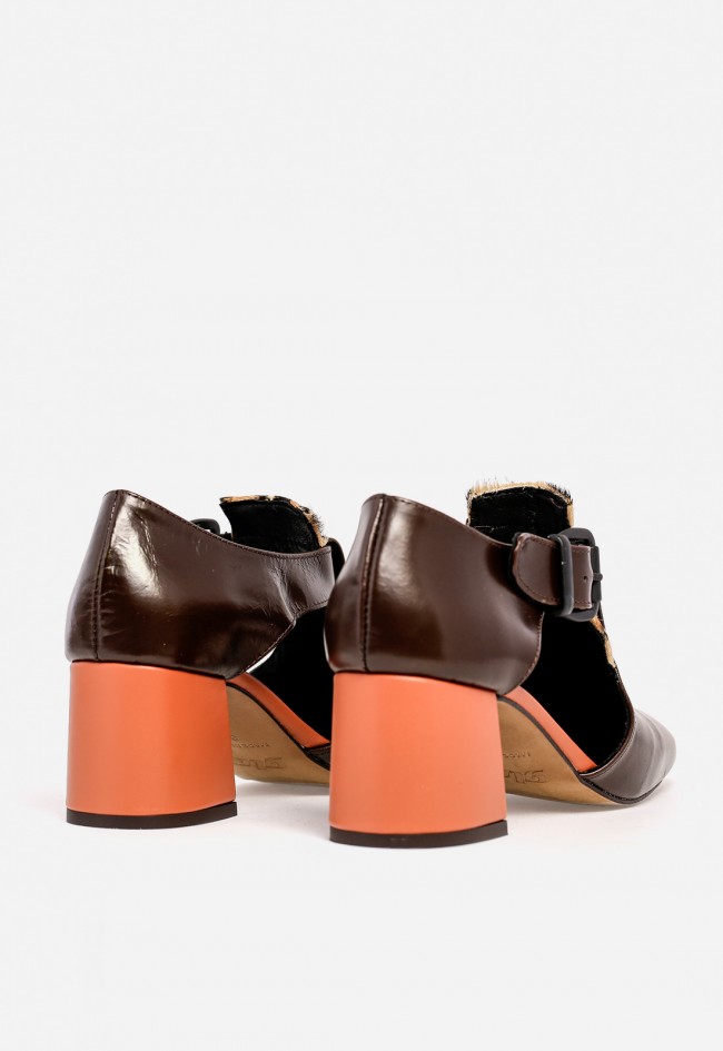 Zapato de tacón ancho de mujer Glo toten en piel marrón con detalle animal print — diseño geométrico y sofisticado