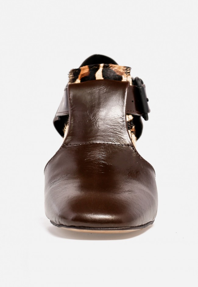 Zapato de tacón ancho de mujer Glo toten en piel marrón con detalle animal print — diseño geométrico y sofisticado