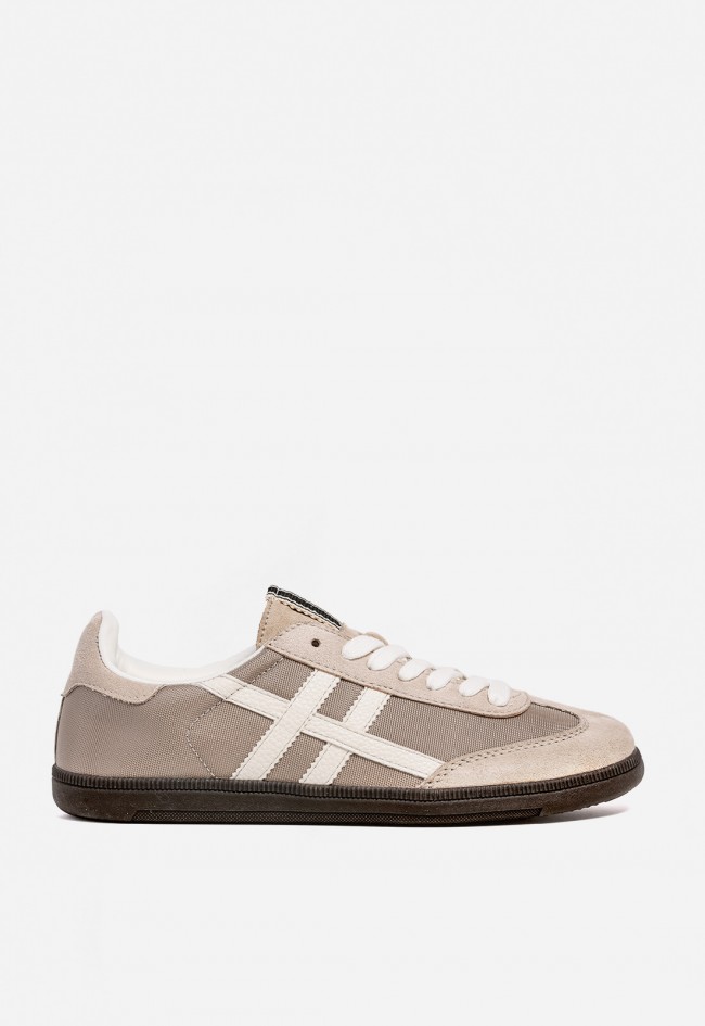 Zapatilla WHY PINK? M5520 de mujer en beige con detalles en serraje — estilo retro y comodidad urbana