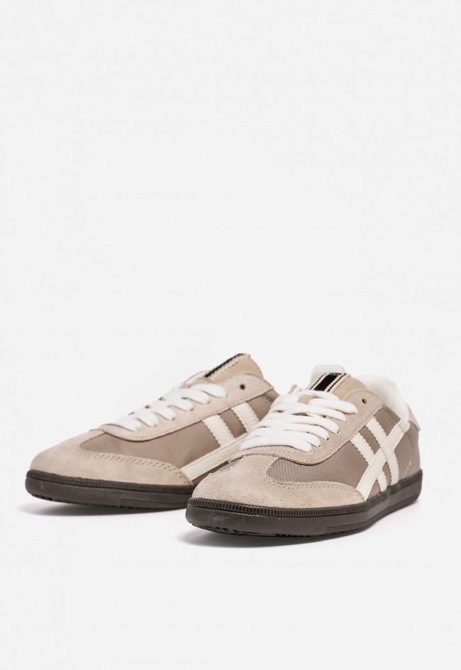 Zapatilla WHY PINK? M5520 de mujer en beige con detalles en serraje — estilo retro y comodidad urbana