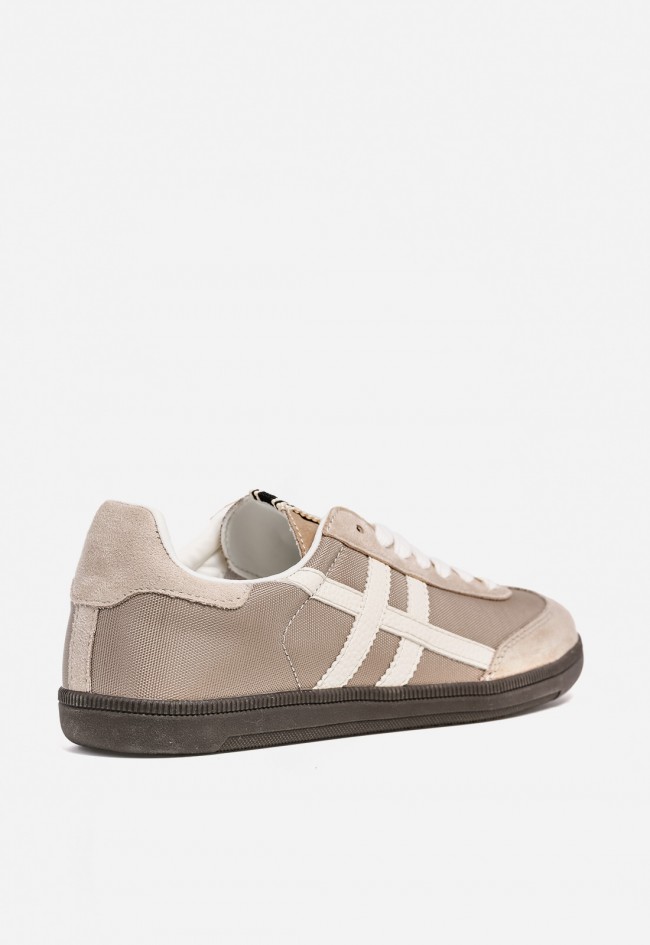 Zapatilla WHY PINK? M5520 de mujer en beige con detalles en serraje — estilo retro y comodidad urbana