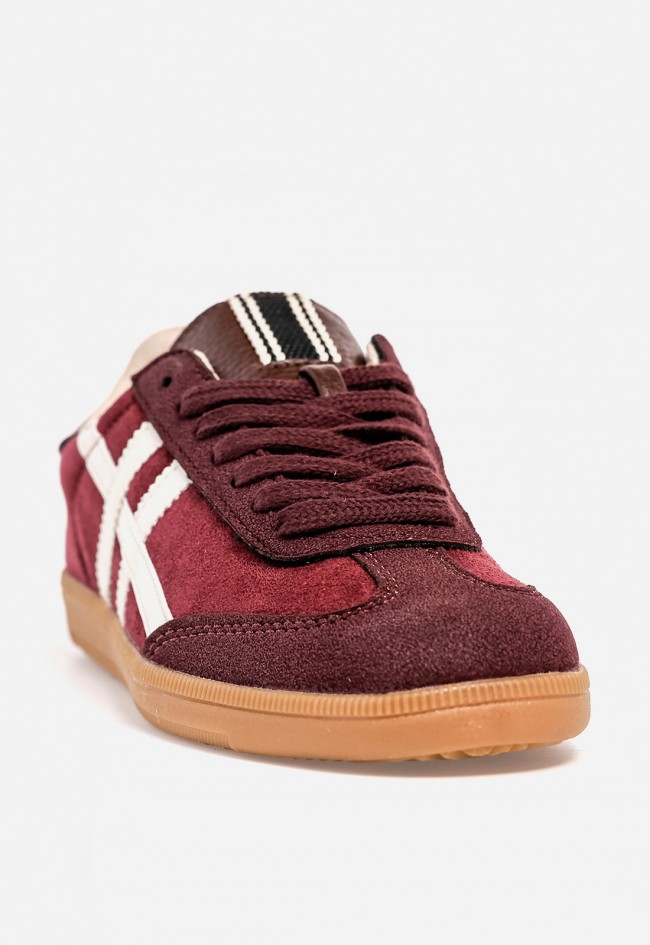 Zapatilla WHY PINK? M5520 de mujer en serraje burdeos con detalles beige — estilo retro con personalidad