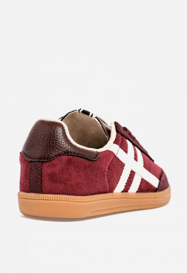 Zapatilla WHY PINK? M5520 de mujer en serraje burdeos con detalles beige — estilo retro con personalidad