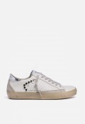 Zapatilla WHY PINK? M5500 de mujer en piel blanca con detalle metálico y tachuelas — estilo urbano con brillo