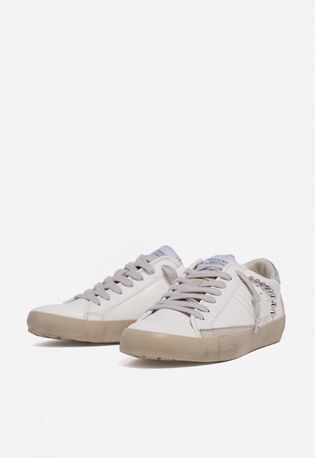 Zapatilla WHY PINK? M5500 de mujer en piel blanca con detalle metálico y tachuelas — estilo urbano con brillo