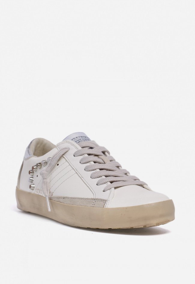 Zapatilla WHY PINK? M5500 de mujer en piel blanca con detalle metálico y tachuelas — estilo urbano con brillo