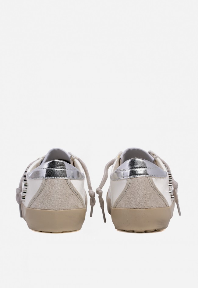 Zapatilla WHY PINK? M5500 de mujer en piel blanca con detalle metálico y tachuelas — estilo urbano con brillo