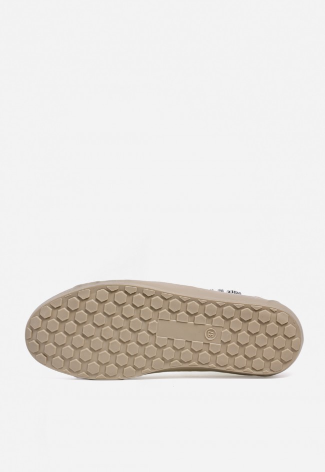 Zapatilla WHY PINK? M5500 de mujer en piel blanca con detalle metálico y tachuelas — estilo urbano con brillo