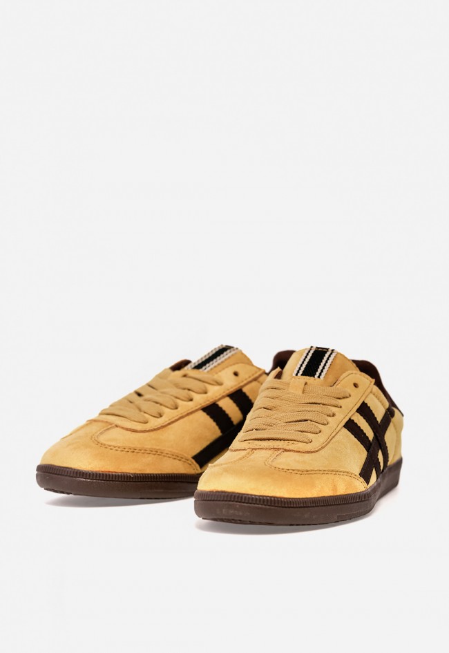 Zapatilla WHY PINK? M5520 de mujer en serraje color mostaza con detalles marrones — estilo retro con actitud