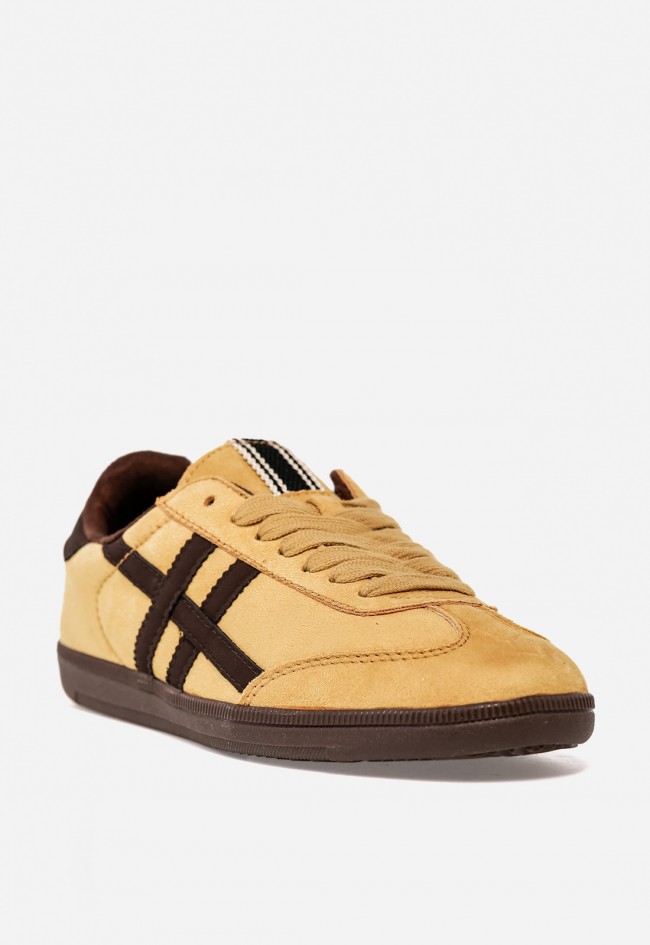 Zapatilla WHY PINK? M5520 de mujer en serraje color mostaza con detalles marrones — estilo retro con actitud