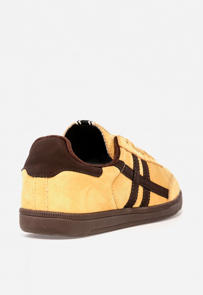 Zapatilla WHY PINK? M5520 de mujer en serraje color mostaza con detalles marrones — estilo retro con actitud