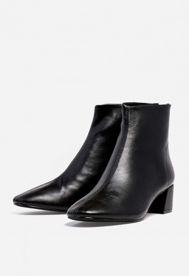 Botín WHY PINK? M5870 de mujer en polipiel negra — diseño minimalista con cremallera trasera y tacón medio