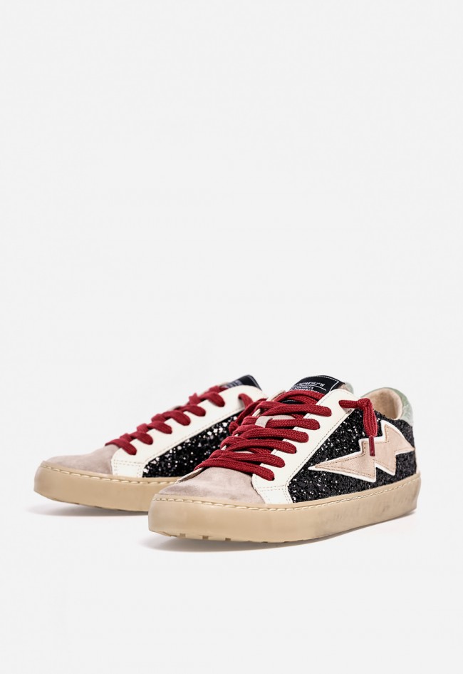 Zapatilla WHY PINK? M5505 de mujer en polipiel con glitter negro y cordones rojos — estilo urbano con actitud