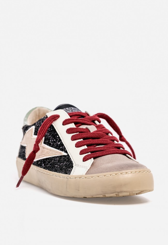 Zapatilla WHY PINK? M5505 de mujer en polipiel con glitter negro y cordones rojos — estilo urbano con actitud