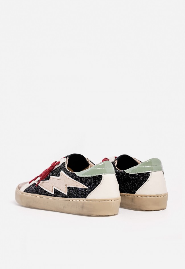 Zapatilla WHY PINK? M5505 de mujer en polipiel con glitter negro y cordones rojos — estilo urbano con actitud