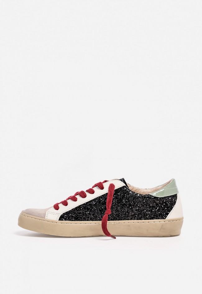 Zapatilla WHY PINK? M5505 de mujer en polipiel con glitter negro y cordones rojos — estilo urbano con actitud