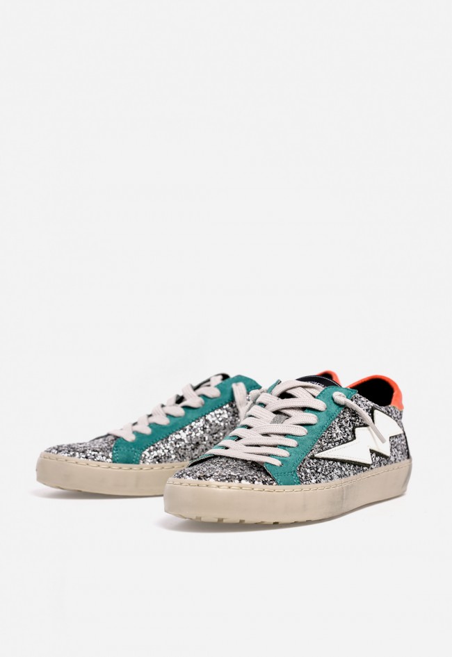 Zapatilla WHY PINK? M5505 de mujer en polipiel glitter plateado con detalles verde y naranja — estilo urbano brillante
