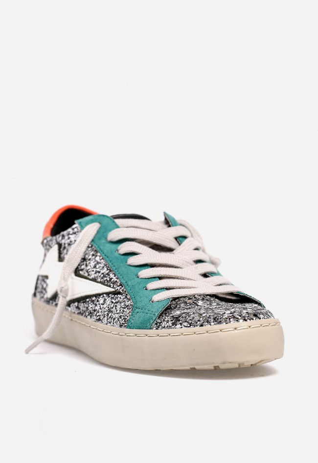 Zapatilla WHY PINK? M5505 de mujer en polipiel glitter plateado con detalles verde y naranja — estilo urbano brillante
