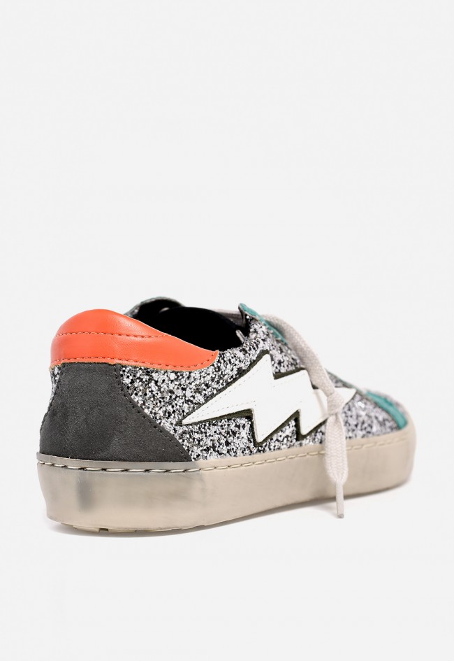 Zapatilla WHY PINK? M5505 de mujer en polipiel glitter plateado con detalles verde y naranja — estilo urbano brillante