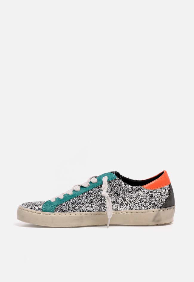 Zapatilla WHY PINK? M5505 de mujer en polipiel glitter plateado con detalles verde y naranja — estilo urbano brillante