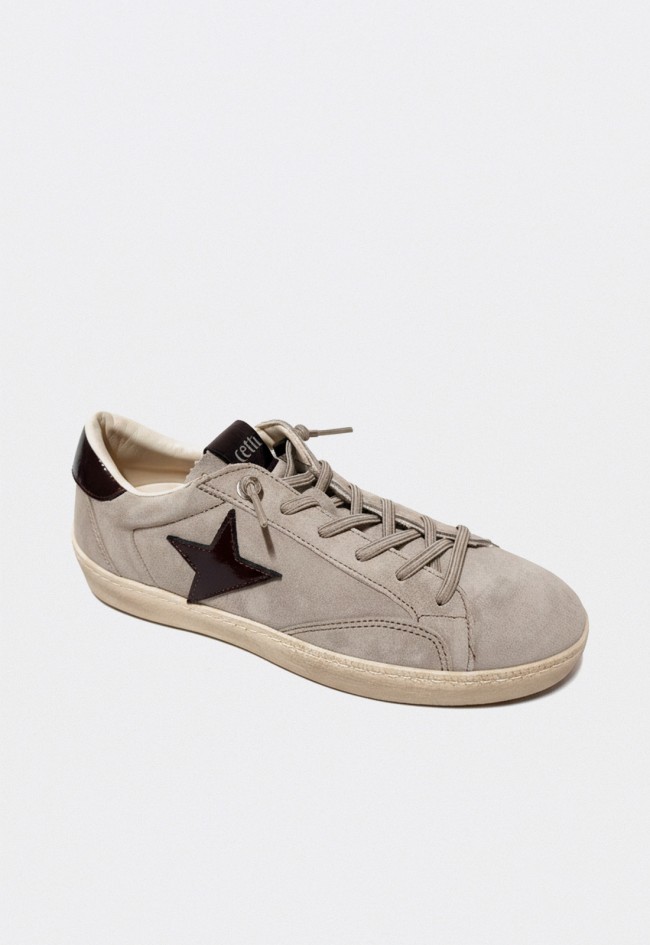 Zapatilla Cetti C-1342 de mujer en piel beige — minimalismo, color y espíritu creativo