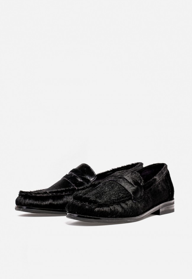 Mocasín de mujer GLO 300-R04 en piel negra — elegancia atemporal con textura sofisticada