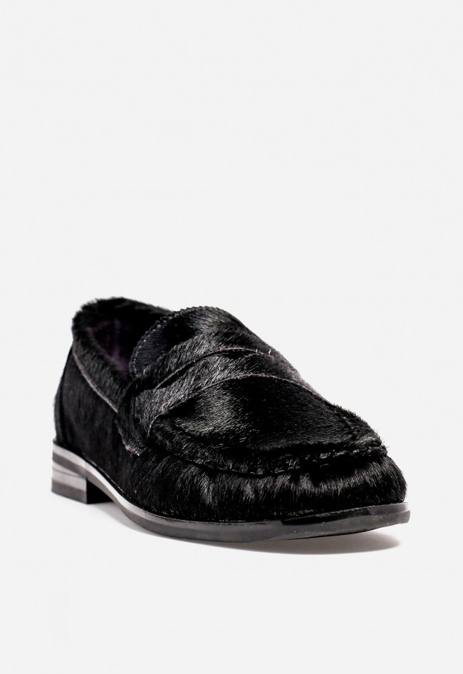 Mocasín de mujer GLO 300-R04 en piel negra — elegancia atemporal con textura sofisticada