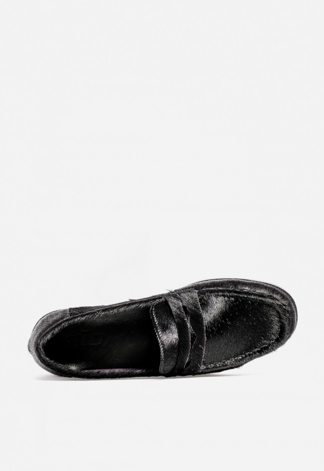 Mocasín de mujer GLO 300-R04 en piel negra — elegancia atemporal con textura sofisticada