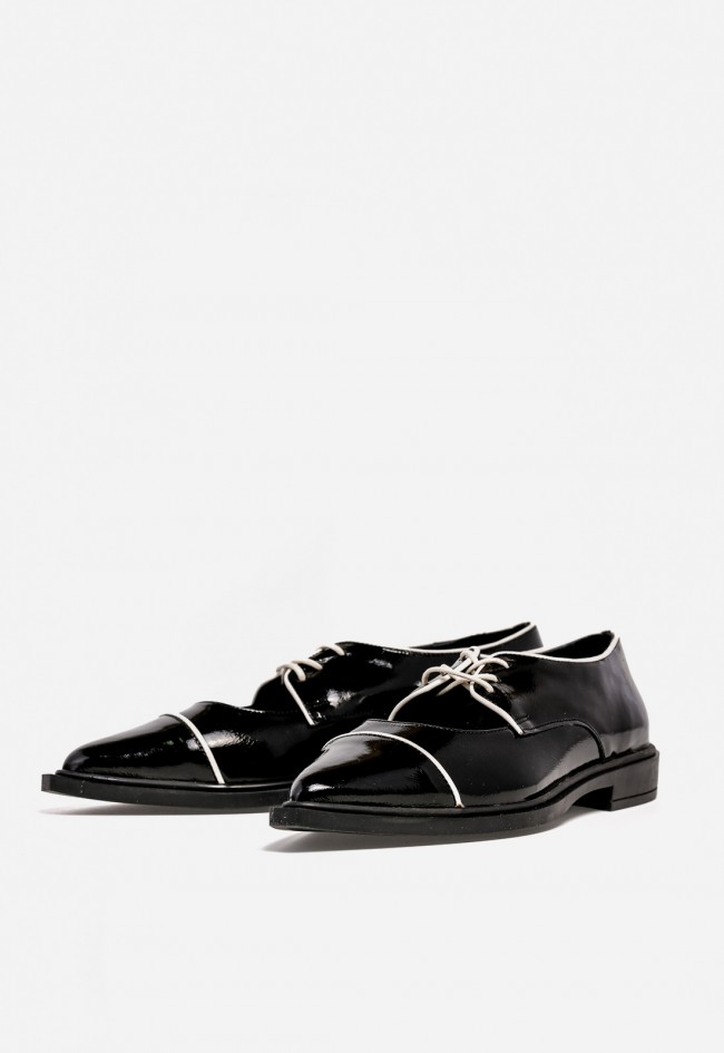 Zapato de mujer GLO 59003 en piel negra acharolada — elegancia moderna con contraste bicolor