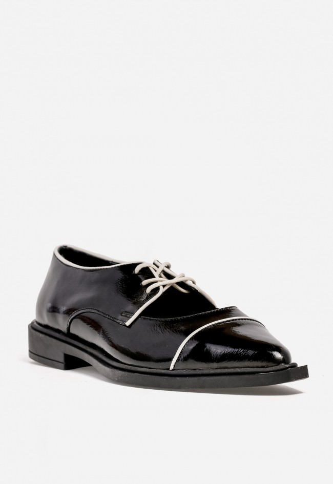 Zapato de mujer GLO 59003 en piel negra acharolada — elegancia moderna con contraste bicolor