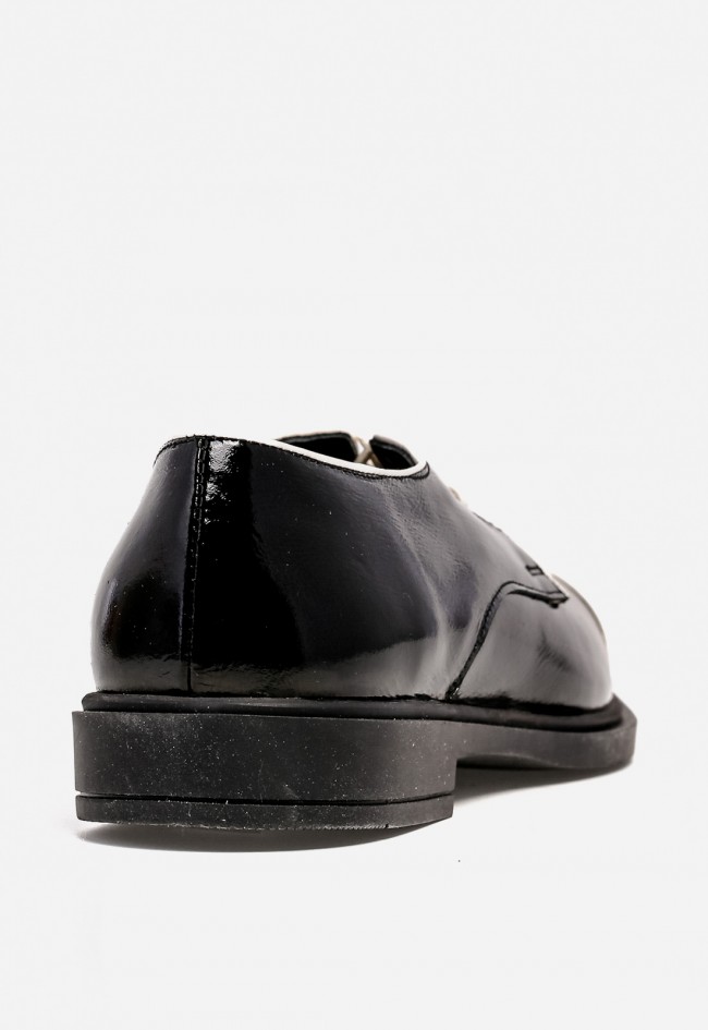 Zapato de mujer GLO 59003 en piel negra acharolada — elegancia moderna con contraste bicolor