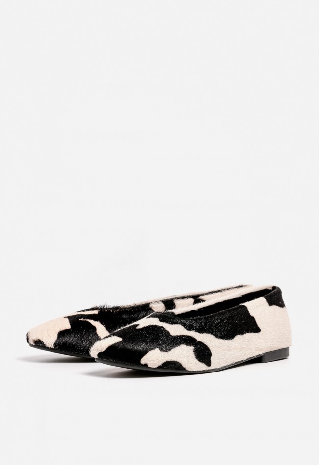 Bailarina de mujer GLO 4057 en piel estampada animal — diseño audaz con elegancia contemporánea