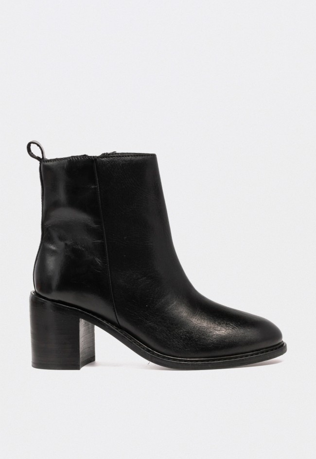 Botín de mujer Carmina Jhilton 68-2814 en piel negra — elegancia urbana con tacón medio