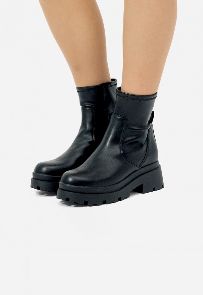 Botines mujer Mustang Missione negros con plataforma y caña stretch