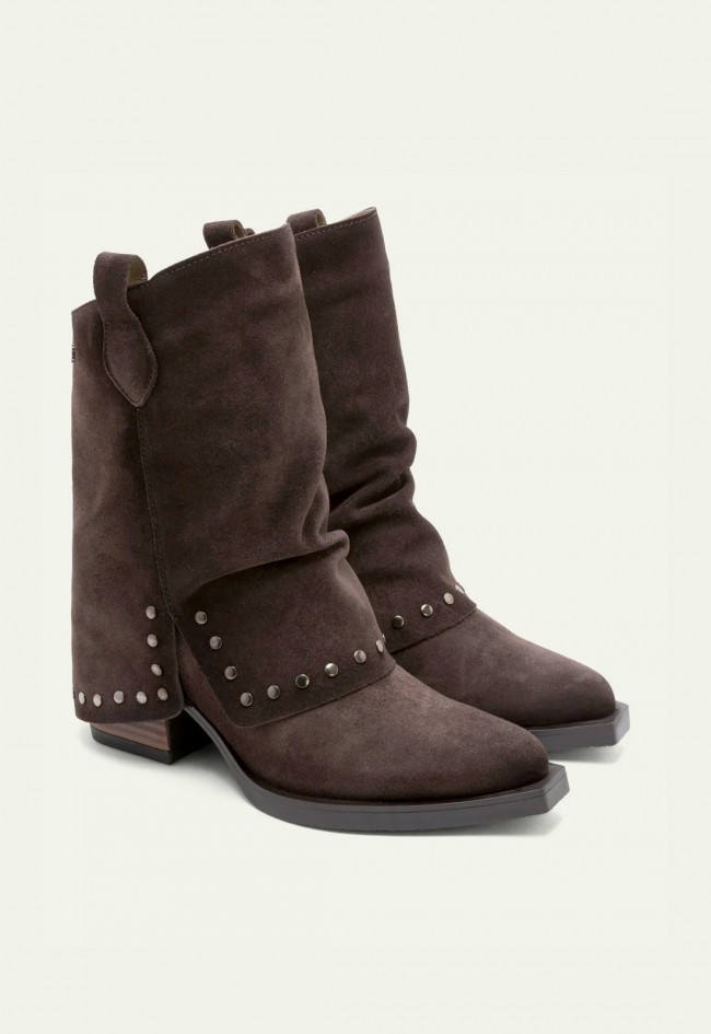 Botas cowboy de serraje Porronet Heidi moka — doble faz con tachuelas y tacón medio
