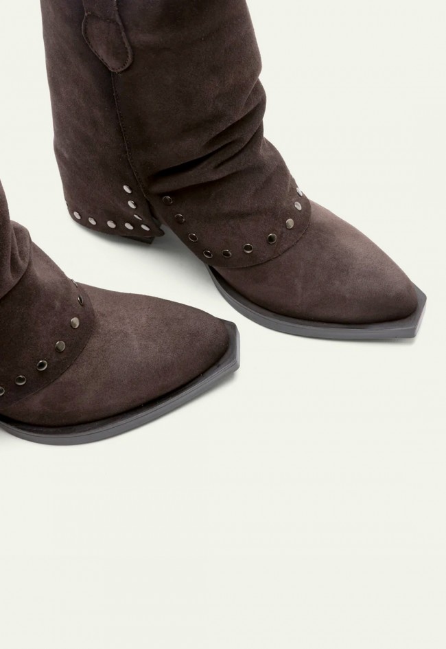 Botas cowboy de serraje Porronet Heidi moka — doble faz con tachuelas y tacón medio