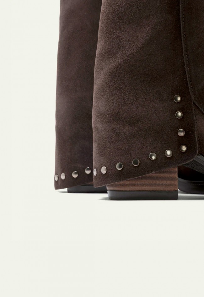 Botas cowboy de serraje Porronet Heidi moka — doble faz con tachuelas y tacón medio