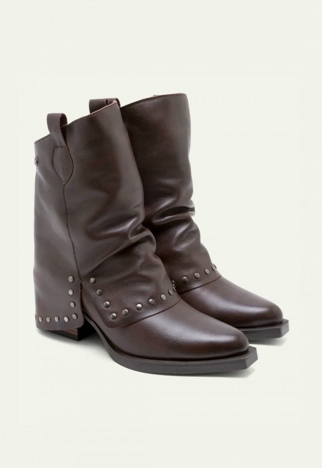 Botas cowboy de piel Porronet Fiorella moka — doble faz con tachuelas y tacón medio