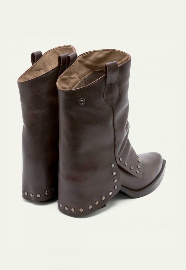 Botas cowboy de piel Porronet Fiorella moka — doble faz con tachuelas y tacón medio