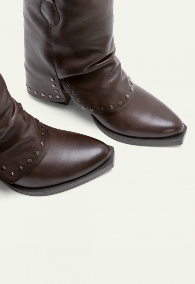 Botas cowboy de piel Porronet Fiorella moka — doble faz con tachuelas y tacón medio