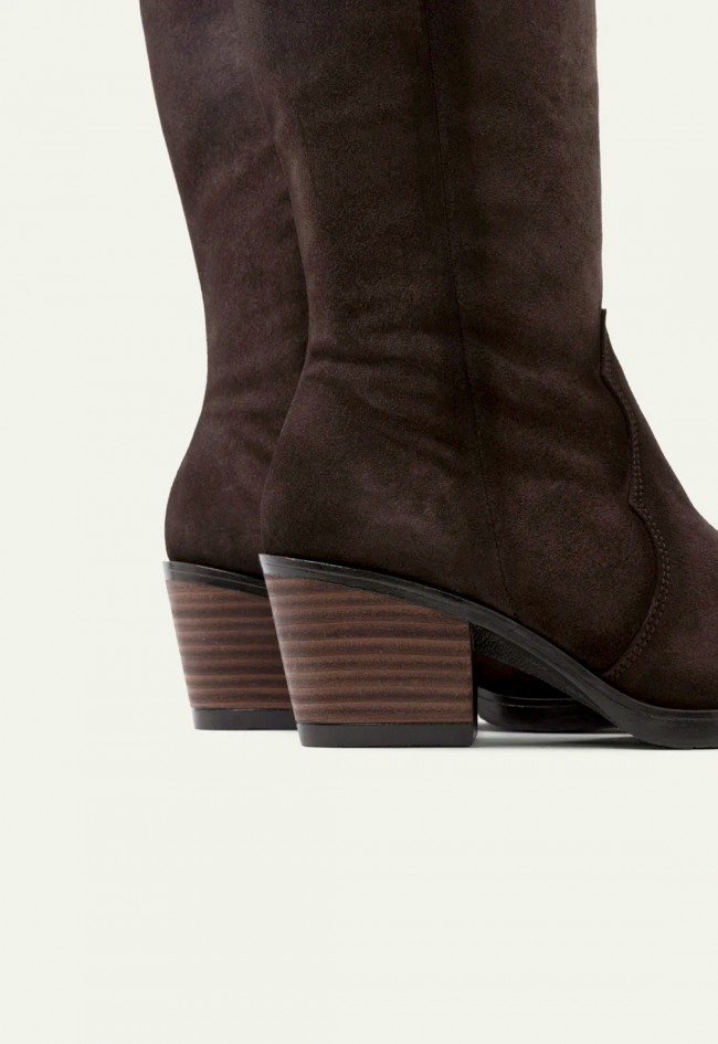 Botas cowboy de piel Porronet Helga moka — con cremallera interior y tacón medio