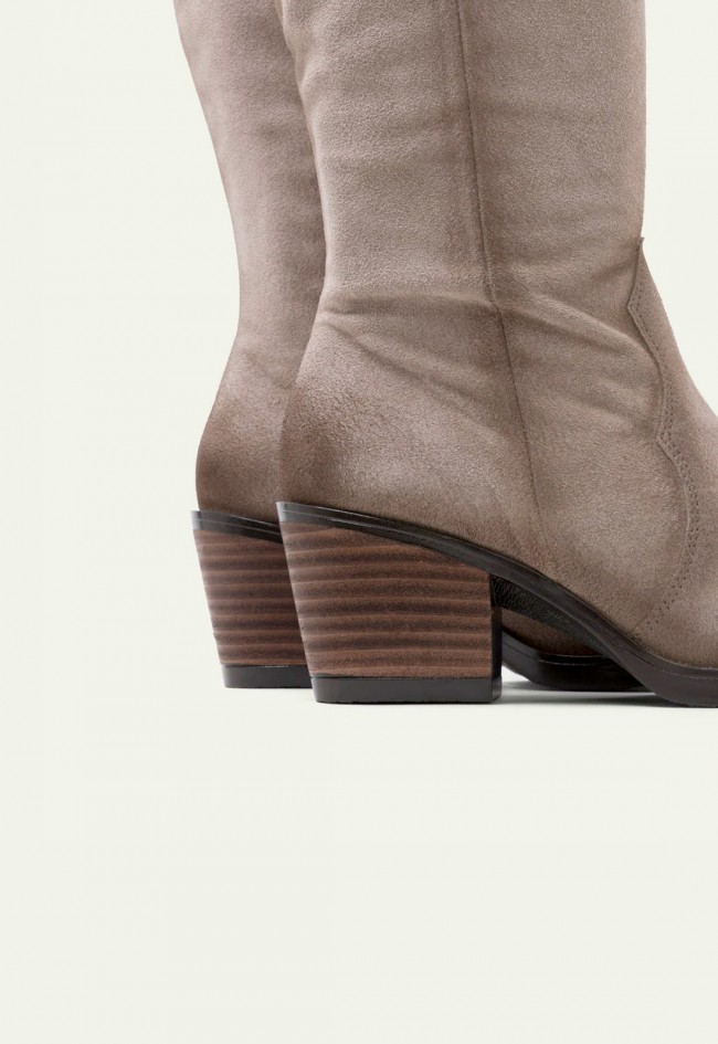 Botas cowboy de piel Porronet Helga arena — con cremallera interior y tacón medio