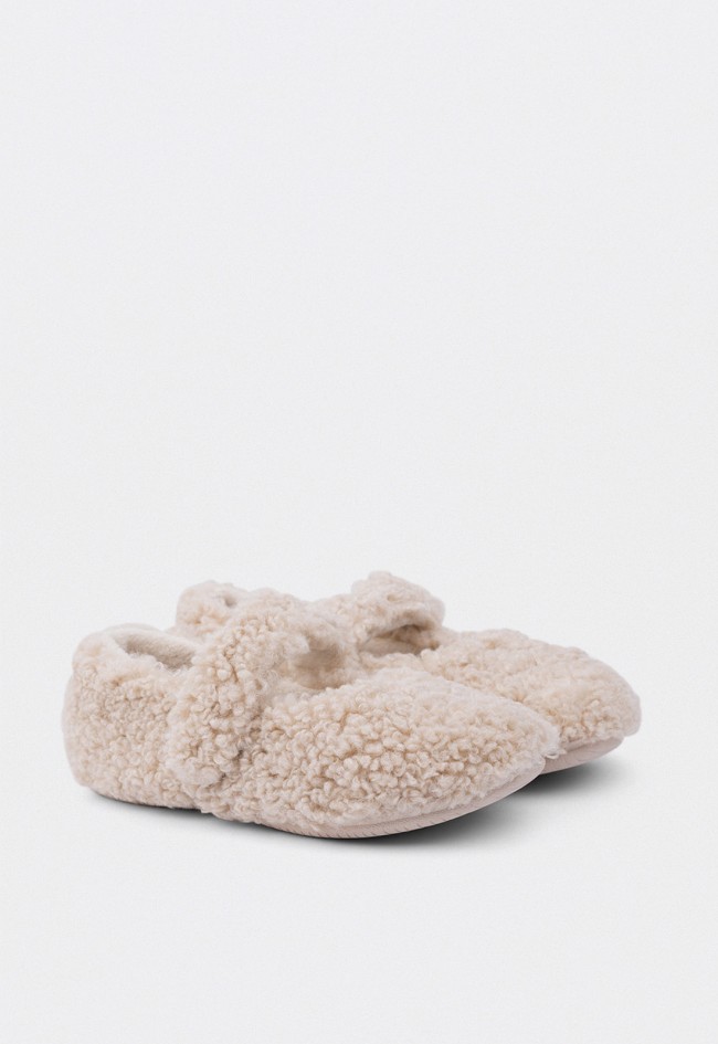 Zapatillas casa mujer Verbenas Yina Curly Beig con borreguito rizado y estilo Mary Jane